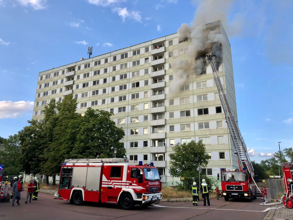 Im unbewohnten Hochhaus am Roßmarkt in Merseburg hat es Donnerstagabend gebrannt.