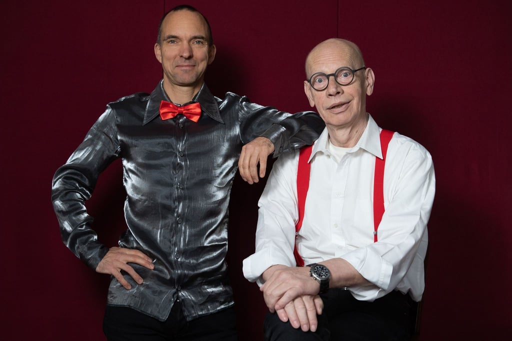 Michael Meinel (l) und Ralf Herzog stehen am Rande einer Pressekonferenz im Theaterhaus Rudi.