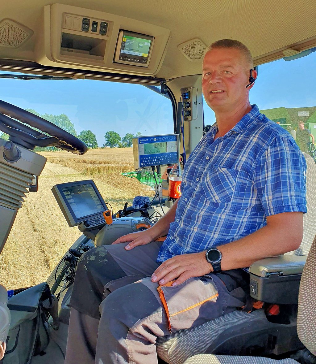 Ralf Wyrwa transportiert, vollklimatisiert und mit modernster Technik ausgestattet, die Gerste vom Feld.