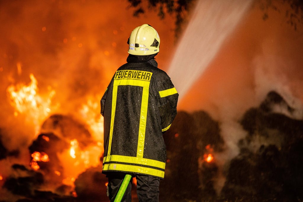 Ein Brand in einem Supermarkt in Radeberg hat am Donnerstagmorgen einen Großeinsatz der Feuerwehr ausgelöst. (Symbolbild)