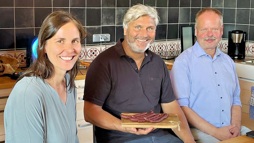 Ariane (von links) und Lutz Herms vom "Biohof7" mit Rinderknackern aus eigener Produktion und im Gespräch mit dem Landtagsabgeordneten Wulf Gallert (Die Linke).