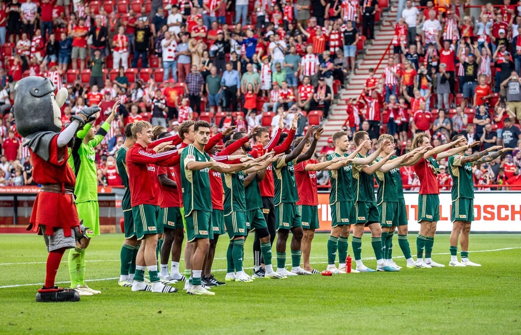 Die Spieler von Union Berlin bedanken sich nach dem Sieg bei den Zuschauern.