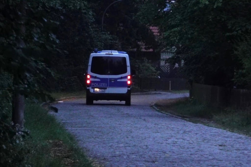 Ein Einsatzfahrzeug der Polizei fährt bei der Suchaktion eine Straße entlang.