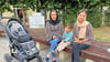 Ärztin Alia Yousufi (links) und ihre Schwester, die Zahnärztin Saliha Yusofi (rechts), aus Afghanistan sind mit Alias’ kleinem Sohn vor den Taliban nach Deutschland geflüchtet. Seit Monaten warten sie in einer Flüchtlingsunterkunft auf den Beginn ihres Asylverfahrens. Beide wollen vor allem eins:  ihre Berufe ausüben. 