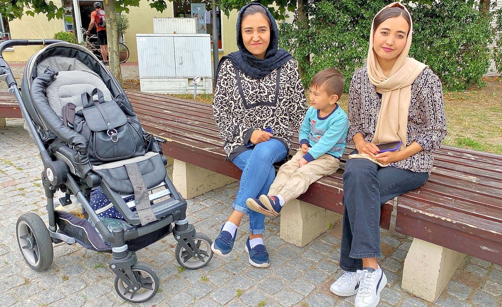 Ärztin Alia Yousufi (links) und ihre Schwester, die Zahnärztin Saliha Yusofi (rechts), aus Afghanistan sind mit Alias’ kleinem Sohn vor den Taliban nach Deutschland geflüchtet. Seit Monaten warten sie in einer Flüchtlingsunterkunft auf den Beginn ihres Asylverfahrens. Beide wollen vor allem eins:  ihre Berufe ausüben.