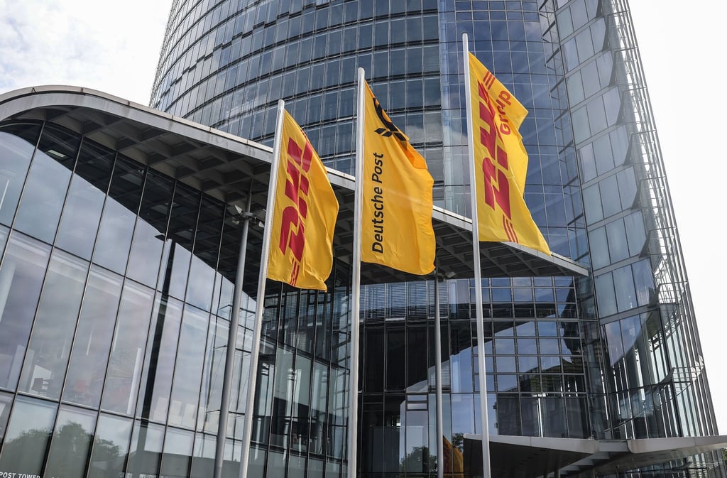 Fahnen wehen vor der Zentrale der DHL Group - Deutsche Post.