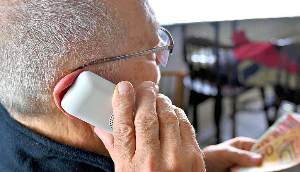 Ein Senior bekommt einen Telefonanruf. Vom Enkeltrick bis zum falschen Polizeibeamten versuchen Kriminelle. ihren Opfern Geld aus der Tasche zu ziehen.
