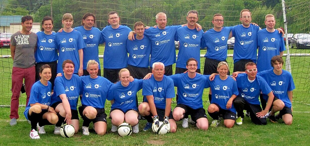 Team Presse beim ersten Spiel auf dem Sportplatz in Mertendorf.