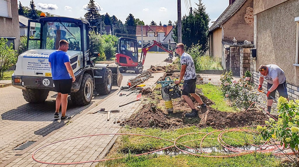 In Freckleben werden Leerrohre für Glasfaserkabel verlegt.