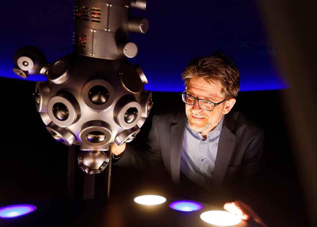 Ein Blick in den Weltraum und auf die Sterne: Direktor Dirk Schlesier am Herzstück des Planetariums: Der Projektor überträgt Bilder auf die Planetariumskuppel.