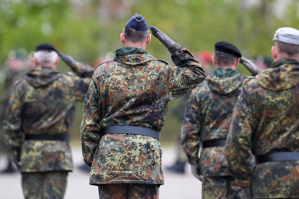 Reservisten salutieren bei einem Appell in der Fürst-Wrede-Kaserne in München. (Archivaufnahme)