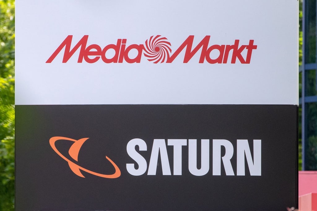 Ein Schild mit den Schriftzügen von Media Markt und Saturn vor der Firmenzentrale der Media-Saturn-Gruppe.