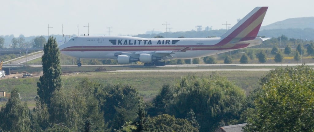 Eine Boeing 747 der US-Gesellschaft Kalitta Air rollt auf einer Landebahn des Flughafens Leipzig/Halle.