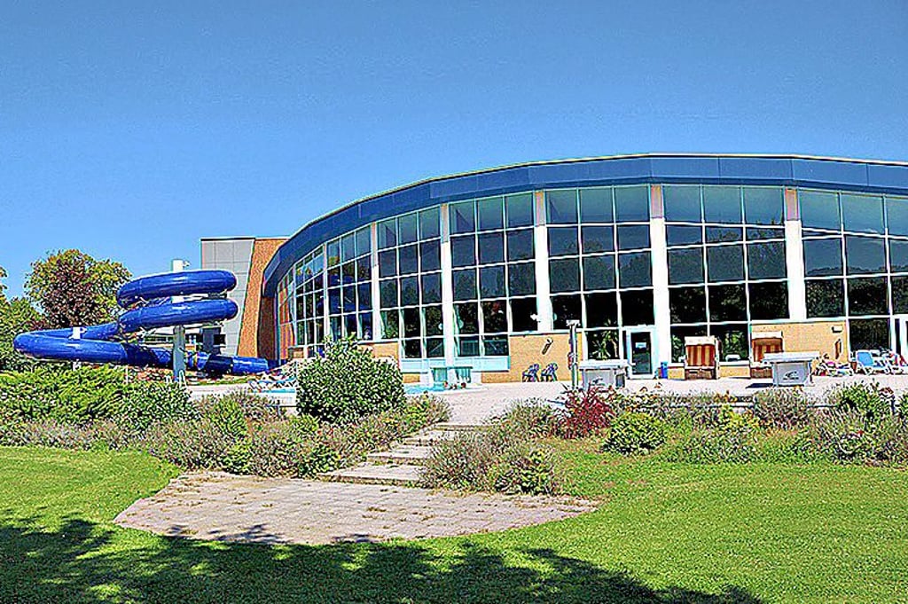 Das SeaLand in Halberstadt bietet nicht nur in seinem Inneren Badespaß, rund ums Außenbecken gibt es einen Liegebereich sowie einen Wasserspraypark für Kinder.
