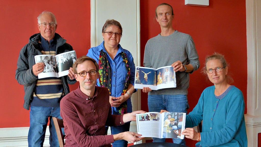 Ulrich Nellessen (von links), Tristan Benzmüller, Ina Nitzsche, Wolf E. Rahlfs und Aud Merkel, als sie die Festschrift 75 Jahre Theater der Altmark vorgestellt haben.