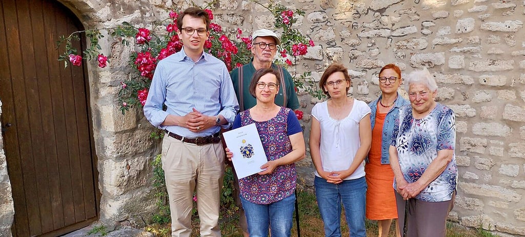Besucher David Stolte konnten von den Aktiven der Chronikgruppe der Stadt Wegeleben mit Karin Bäuerlein, Eckhardt Meinhardt, Doreen Mauritz, Ulrike Müller und Annegret Hentschel (von links) viel Neues zur Familiengeschichte erfahren.