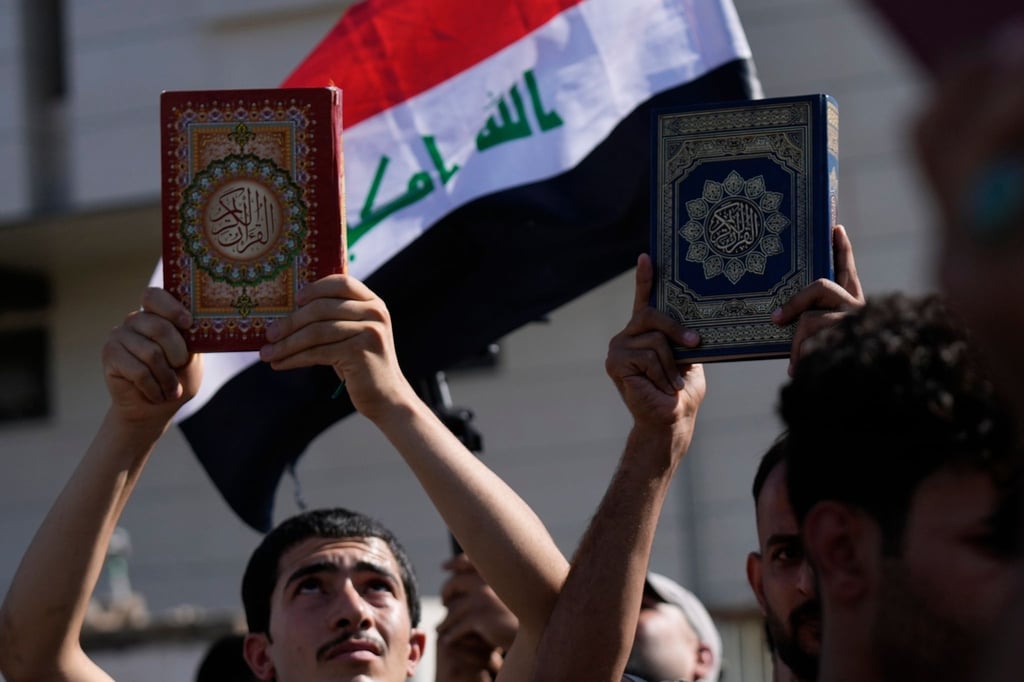 Anhänger des schiitischen Geistlichen Muqtada al-Sadr halten den Koran, das heilige Buch der Muslime, während einer Demonstration vor der schwedischen Botschaft hoch.