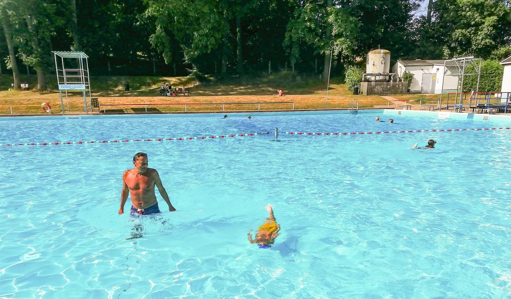 Bäckermeister Hardy Kunze ist mit seinem Enkel Matti Stammgast im Waldbad Kayna. Am Dienstag kamen 116 Gäste.