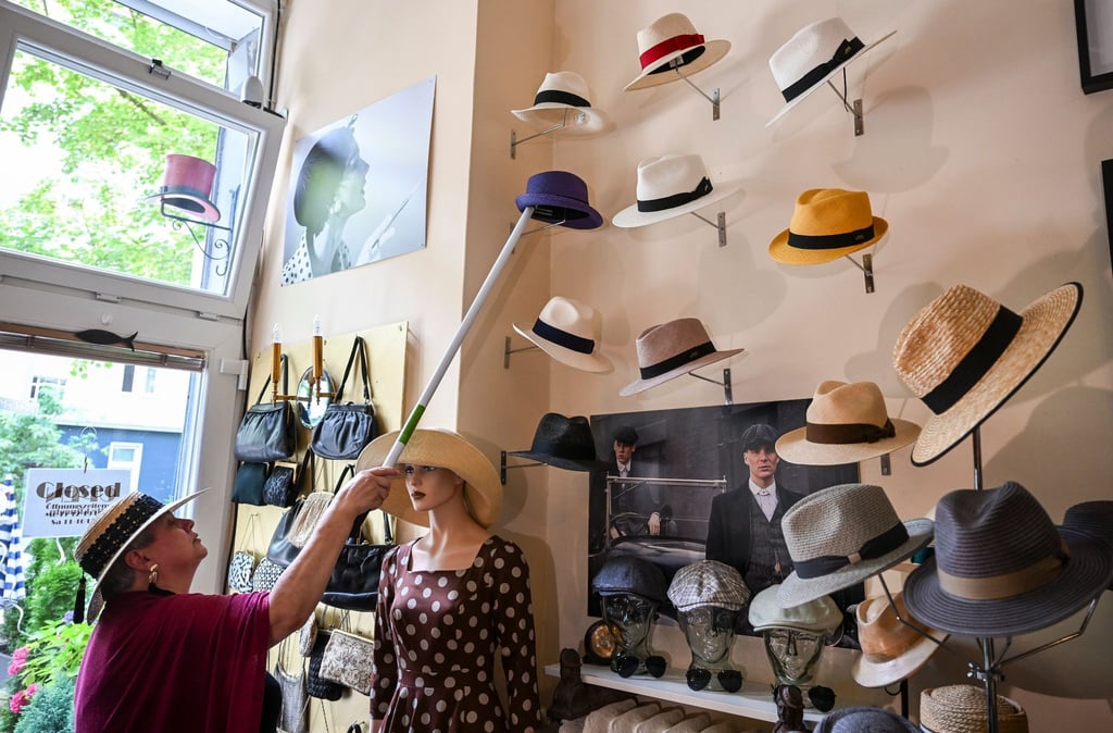 Die Hutmacherin Petra Benz ordnet in ihrem Atelier im Günzelkiez die Panama-und Sommerhüte.