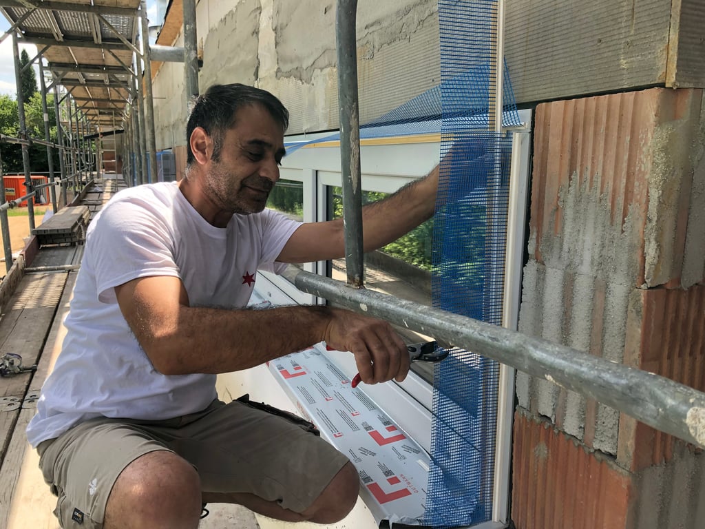Nimet Argun bei der Fassadendämmung am neuen Kita-Gebäude in Uichteritz