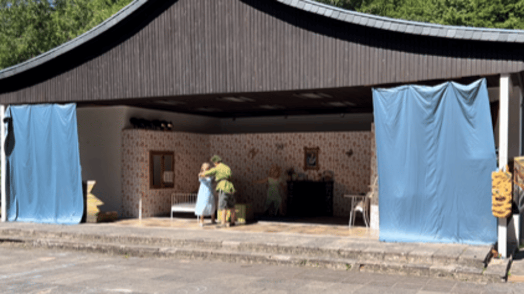Vandalismus-Angriff auf die Stolberger Waldbühne: Teile der Requisiten und Bühnendekoration wurden gestohlen oder verwüstet. Unter anderem wurde dabei einer der beiden blauen Vorhänge gestohlen.