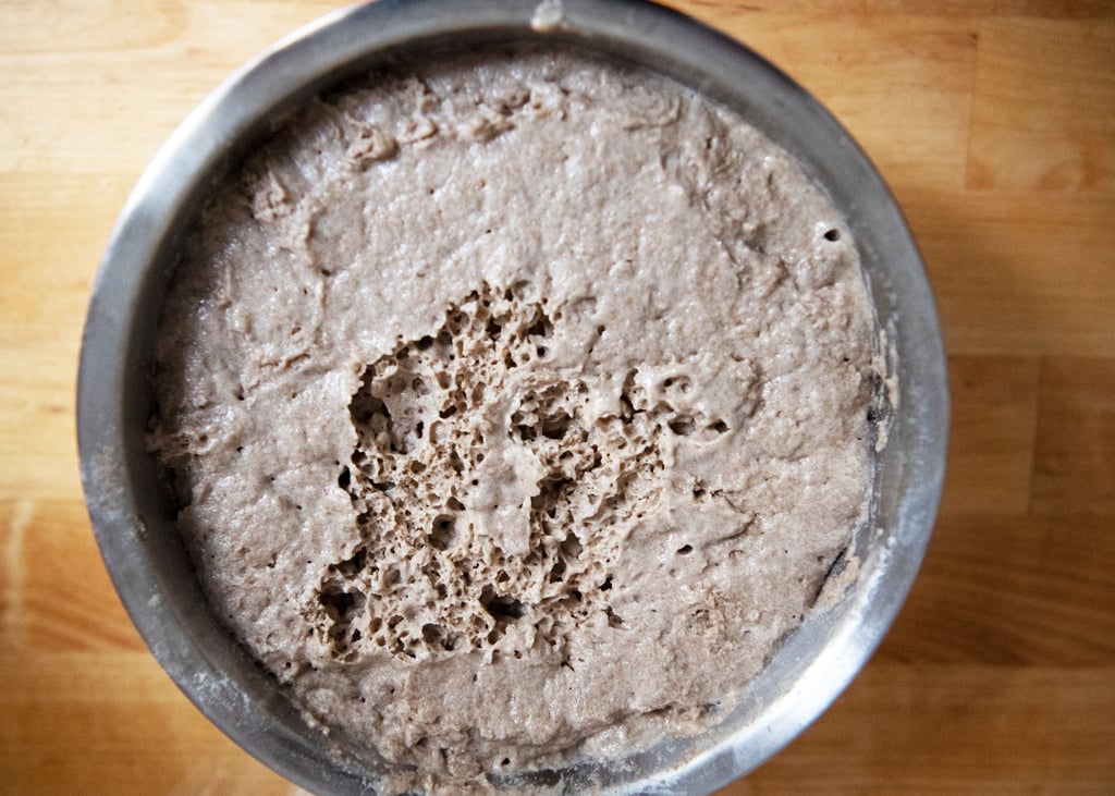 Wird der Vorteig mit einem Sauerteigstarter, Mehl, Wasser und Salz vermischt, geht er über Nacht auf und wirft Blasen.