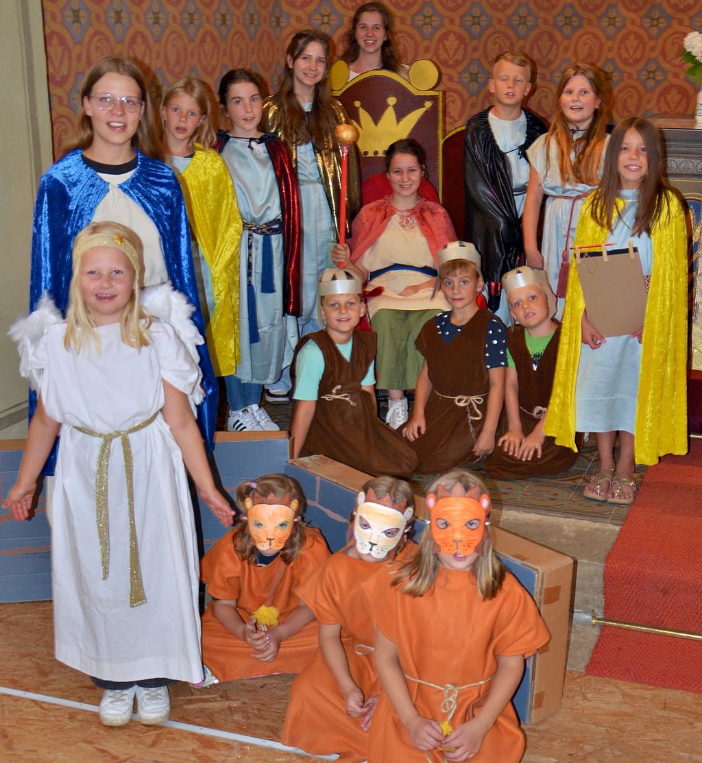 Eine Woche in der wohltemperierten St.-Johannis-Kirche liegt hinter diesen Ferienkindern. Sie benötigten bei ihren Proben keinen Sonnenschutz, aber auch keine Jacken. Am Sonnabend, 22. Juli, 15 Uhr, werden die Teilnehmer der Musicalwoche unter Leitung von Birgit und Annemarie Wassermann in der kühlen Leopoldshaller Kirche dem Publikum das Musical „Daniel in der Löwengrube“ präsentieren.