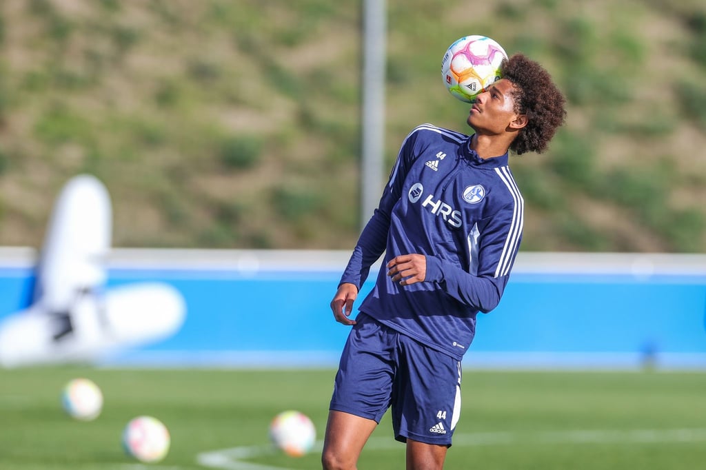 Schalkes Sidi Sane hat den Ball auf seiner Schulter.