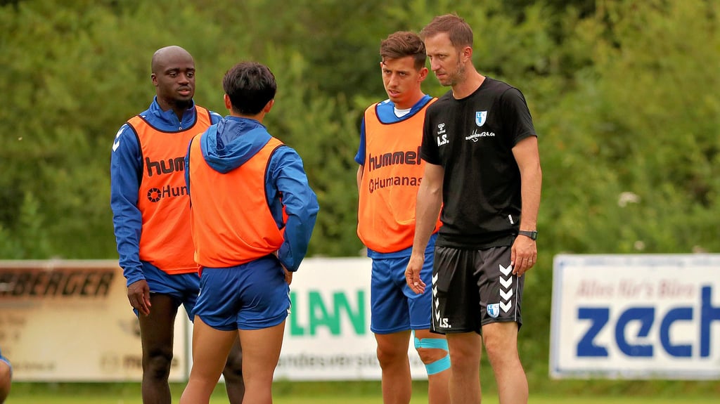 Versorgt die Offensive mit Ideen: Co-Trainer des 1. FC Magdeburg, Andreas Schumacher (r.), hier mit Stefan Korsch, Tatsuya Ito und Kapitän Amara Condé (v. r.).