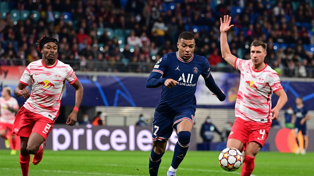 Mbappé gegen Simakan (l.) und Orban: Zu diesem Duell kommt es Anfang August nun nicht