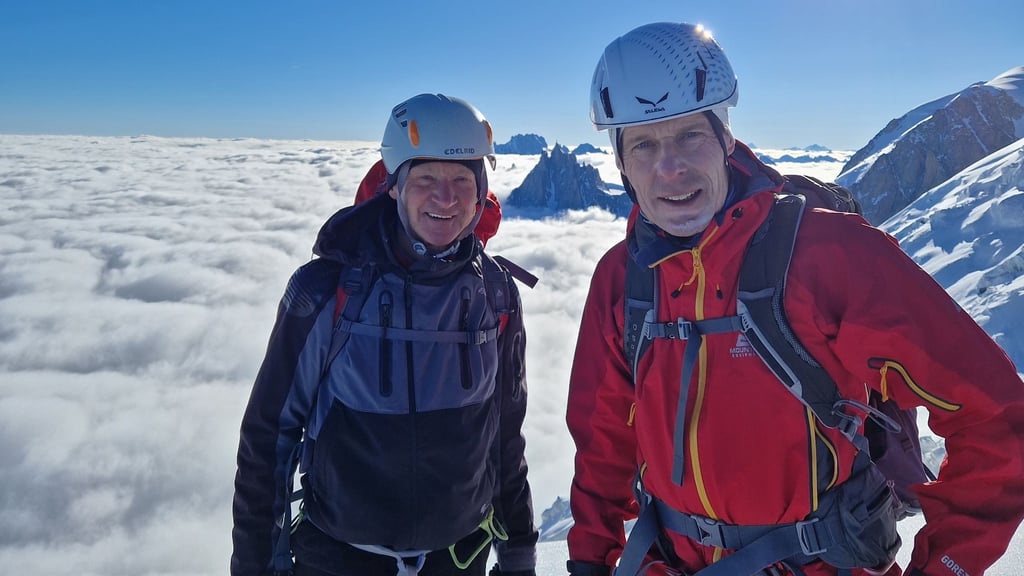 Thomas Soliga (links) und Roland Becker gelang in diesem Monat die Besteigung des Mont Blanc. Auf ihrem Weg legten sie so manche Verschnaufpause und den ein oder anderen Fotostopp ein.