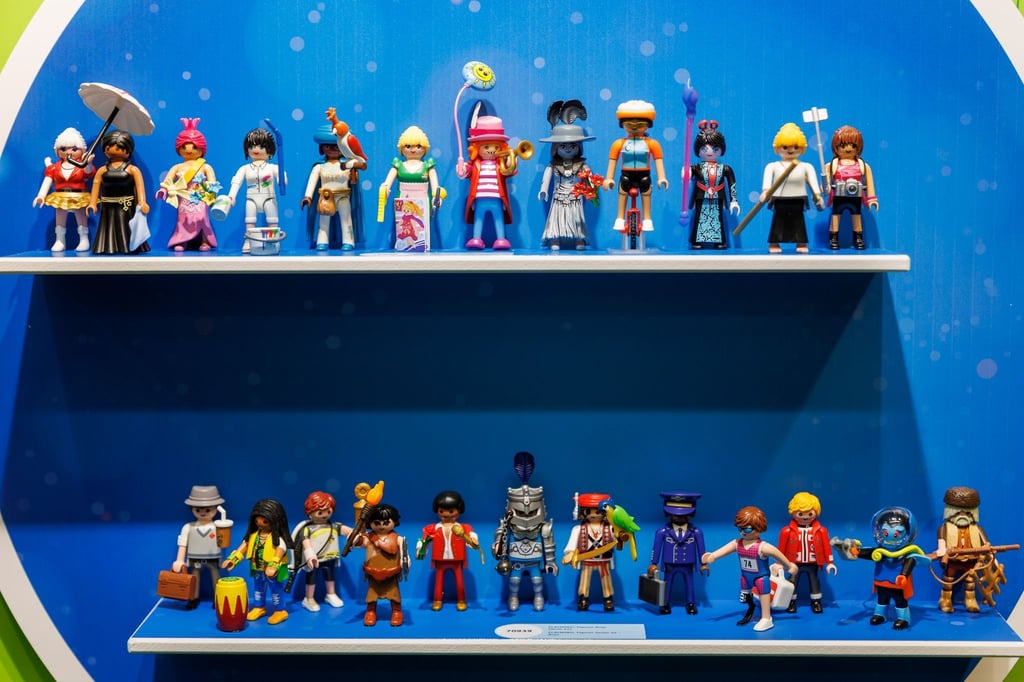 Unterschiedliche Figure während der Neuheitenschau der Spielwarenmesse am Stand von Playmobil.