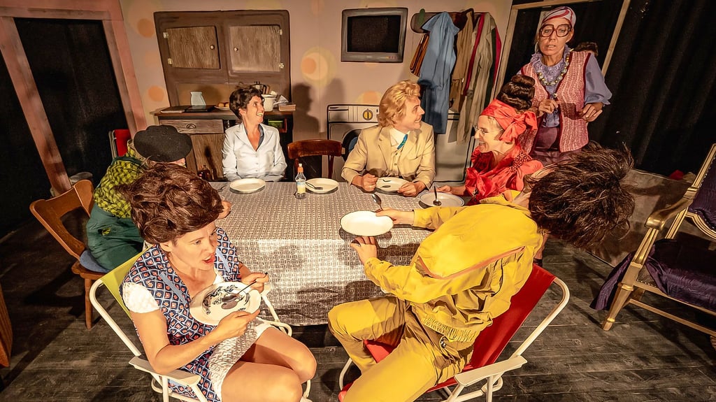 Familie Hase sitzt beim Essen und Nachbarin Madame Duperri kommt zu Besuch.