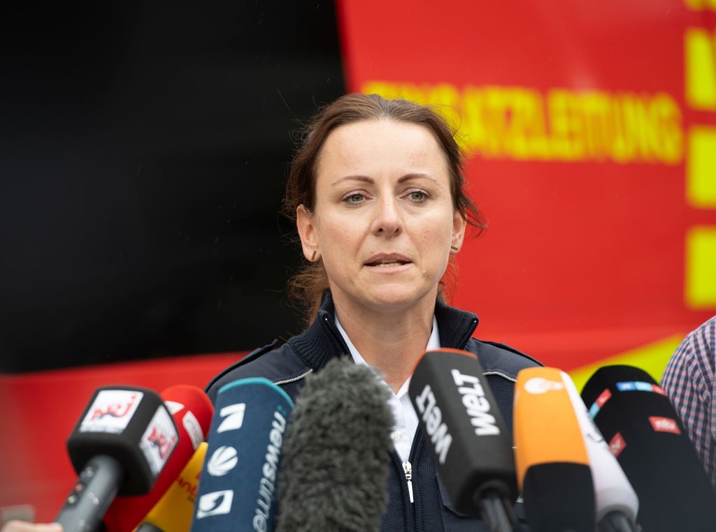 Kerstin Schröder von der Einsatzleitung der Polizei informiert Journalisten über die Suche.