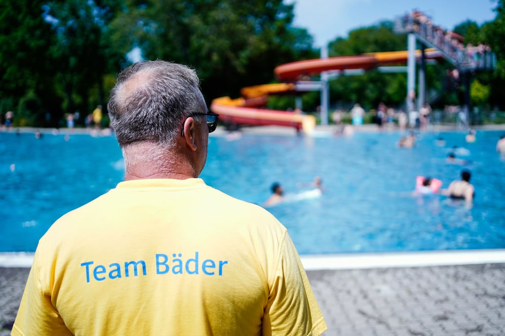 Laut Schwimmmeisterverband fehlen bundesweit 3.000 Bademeister. Doch neue Auszubildende gibt es kaum.