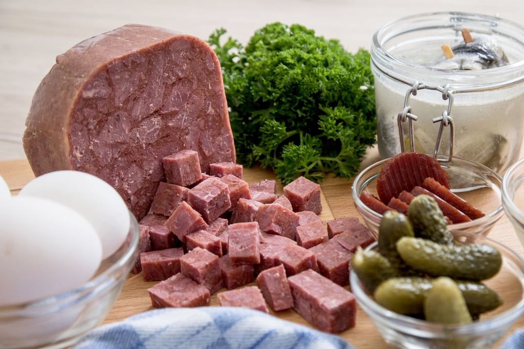 Für Labskaus wird traditionell Corned Beef verwendet. Corned Beef darf sich ein Produkt nur nennen, wenn es mindestens 18 Prozent hochwertiges Fleisch enthält.