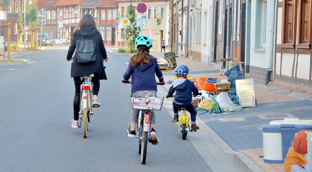 An den Sperrmülltagen müssen auch die Jüngsten auf der Straße fahren, weil die Gehwege oft komplett zugemüllt sind.