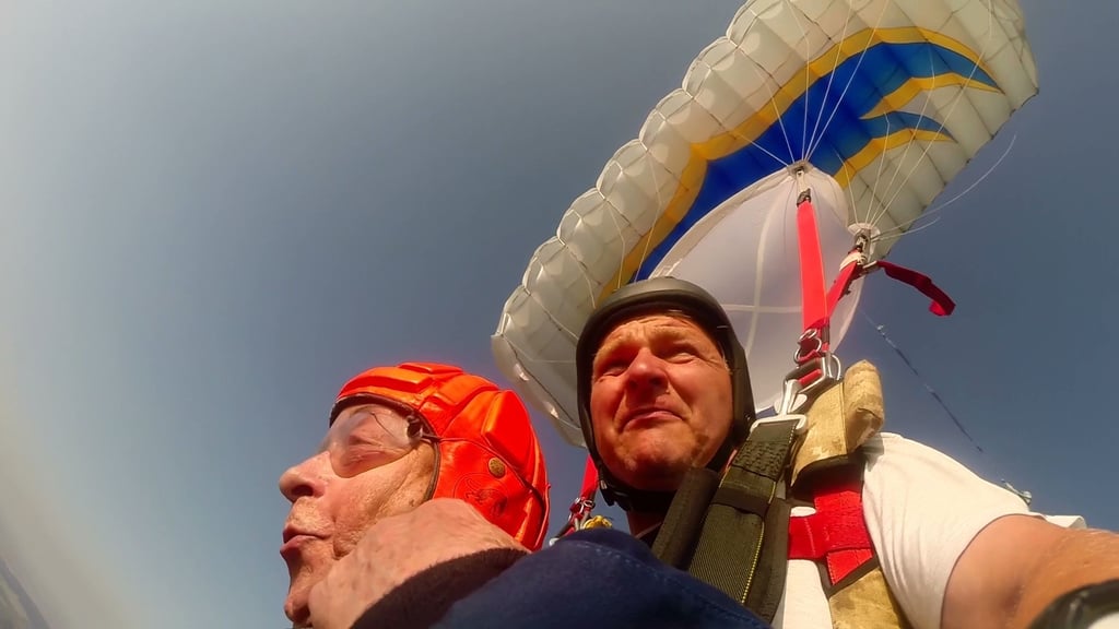 Mit 92 Jahren hat Johannes Lachmund mit einem Tandempartner einen Fallschirmsprung gemacht, den er sich gewünscht hatte.