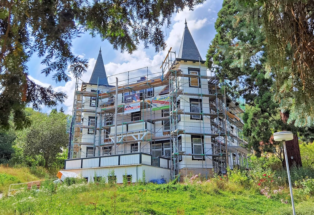 Die Villa am Schieferberg 5 wird aktuell im Auftrag der Blankenburger Wohnungsgenossenschaft saniert. Dort entstehen sieben moderne Wohnungen.