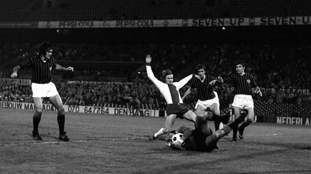 Detlef Raugust (3.v.re., 1. FC Magdeburg) gegen Aldo Maldera (2.v.re.), Angelo Anquiletti (re.), Torwart Pierluigi Pizzaballa und Giuseppe Sabadini (alle Milan) im Europapokal der Pokalsiegerfinale der Saison 1973/1974. Endstand: 1. FC Magdeburg - AC Mailand 2:0.