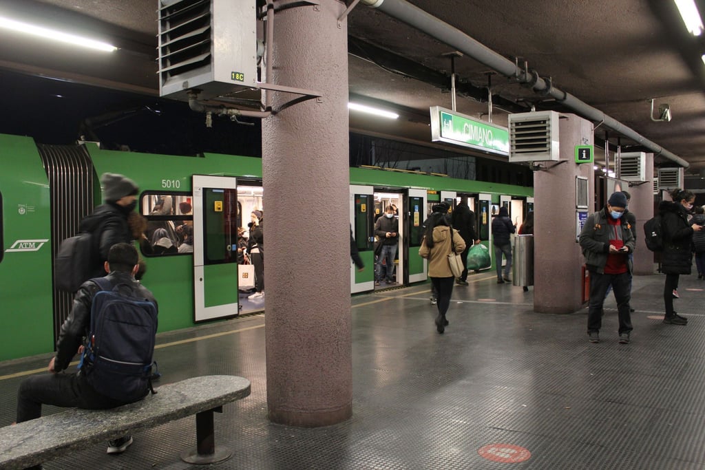 Menschen auf einem U-Bahnhof in Mailand: Wie viele Beschäftigte folgen tatsächlich dem Streikaufruf?