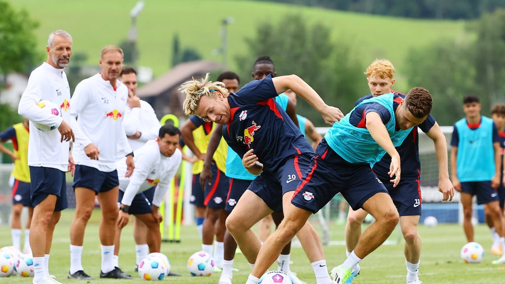 Routinier gegen Newcomer: Emil Forsberg (l.) setzt Zugang Christoph Baumgarter zu
