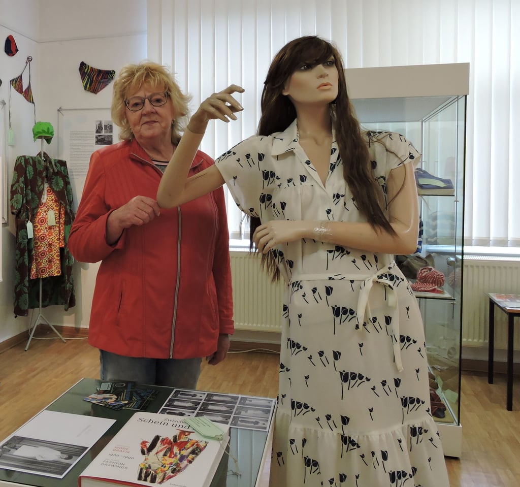 Bärbel Höschel mit ihrem Abschlusskleid, dass in der Sonderschau im Kreismuseum in Genthin zu sehen ist.