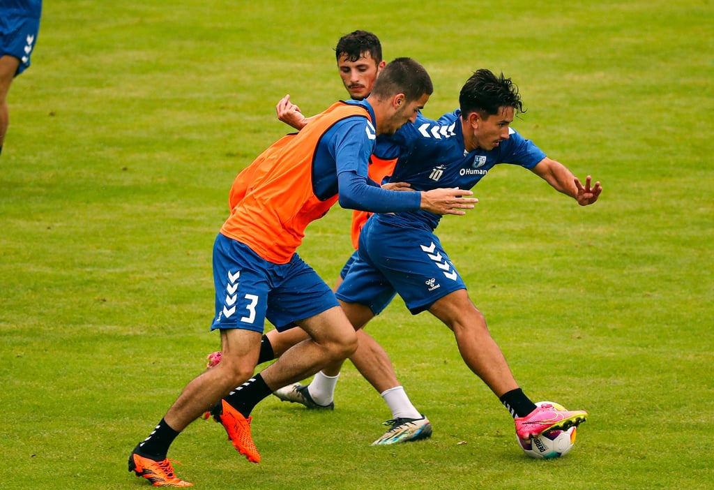 Alleine gegen zwei Gegenspieler im Training des 1. FC Magdeburg: Jason Ceka (r.) dribbelt sich hier im Duell mit Neuzugang Andi Hoti (l.) und Eldin Dzogovic durch.