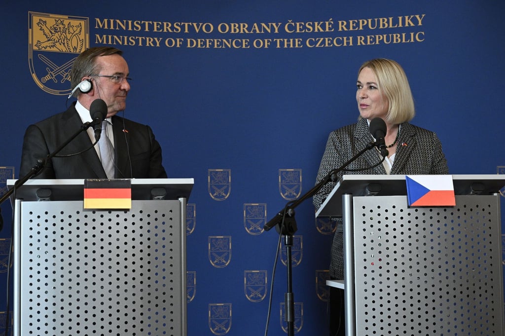 Bundesverteidigungsminister Boris Pistorius und seine tschechische Amtskollegin Jana Cernochova geben in Prag eine gemeinsame Pressekonferenz.