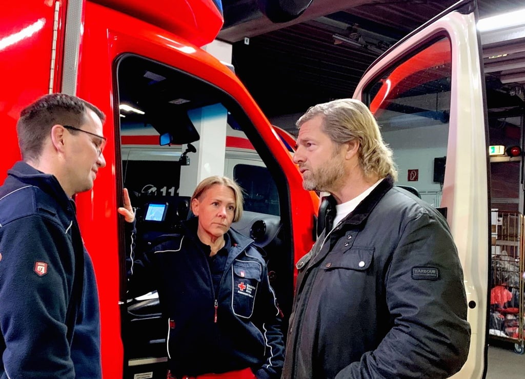 Drehabeiten zur Sendung „Einsatz für Henning Baum“ mit Henning Baum (r.).