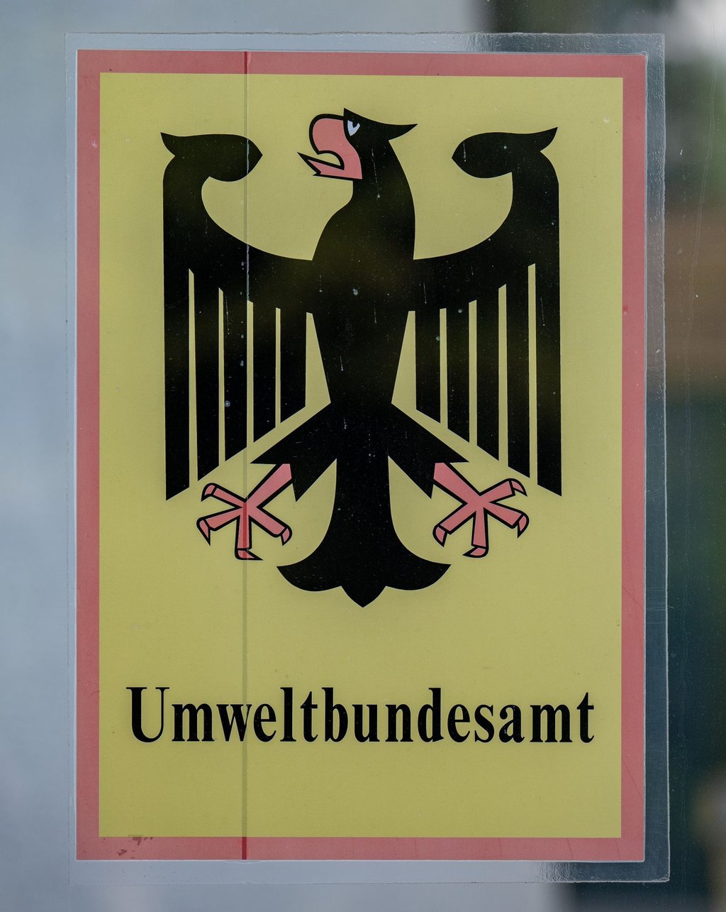 Der Bundesadler ist auf einem Schild am Eingang zum Umweltbundesamt in Dessau-Roßlau zu sehen.