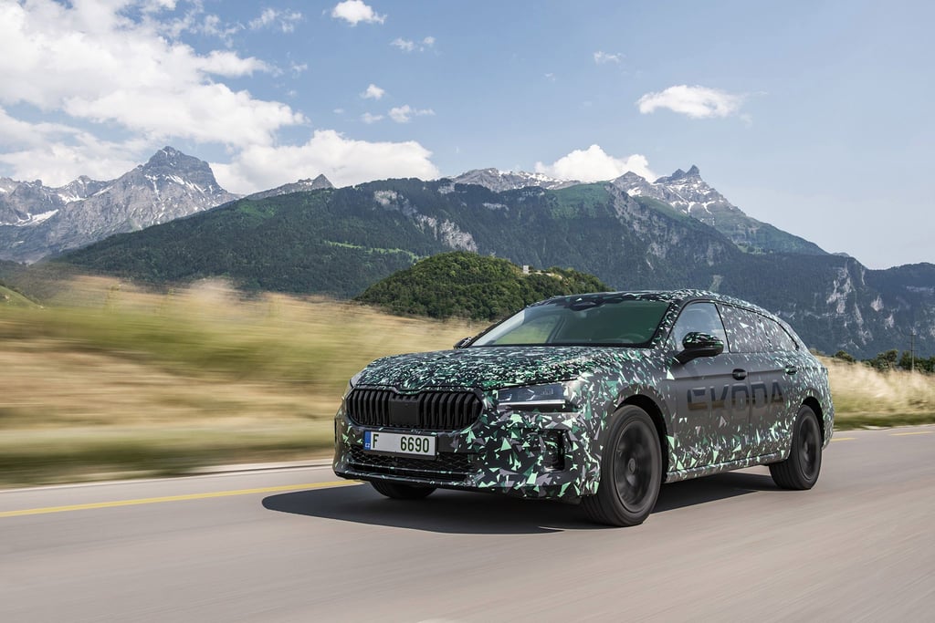 Leicht getarnte Größe: Skoda will den Superb beim Generationswechsel noch mal etwas geräumiger machen.