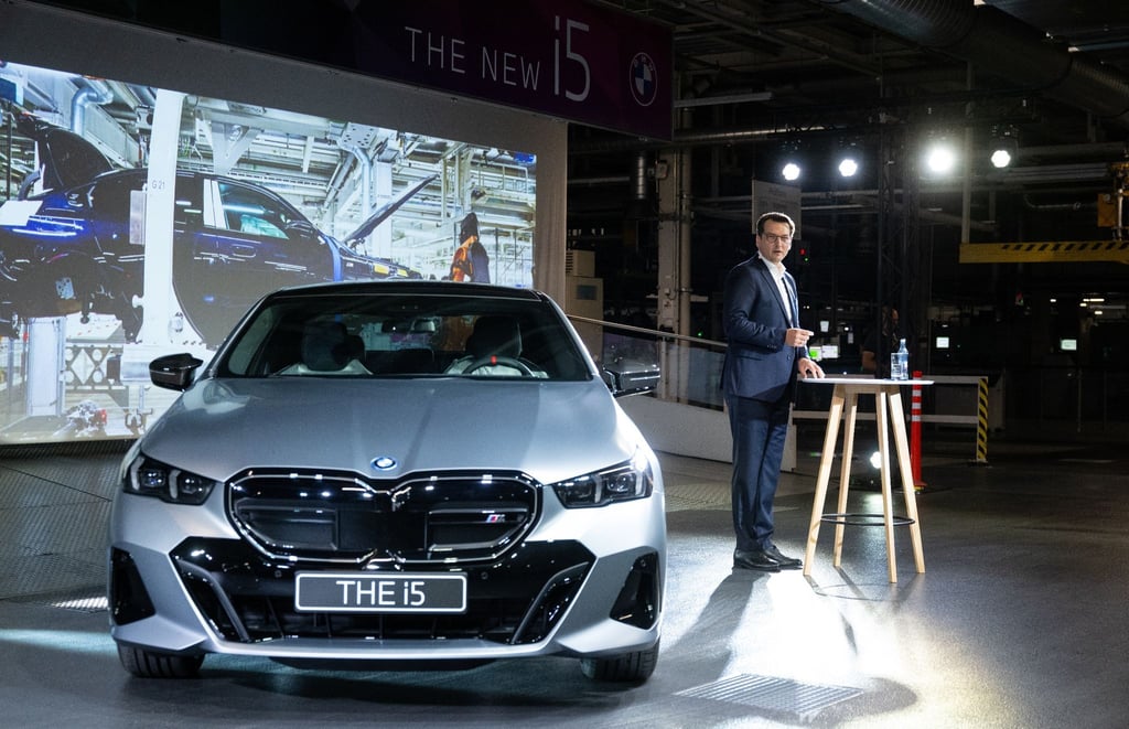 Produktionsstart des vollelektrischen BMW i5 in Dingolfing, rechts Produktionsvorstand Milan Nedeljkovic.