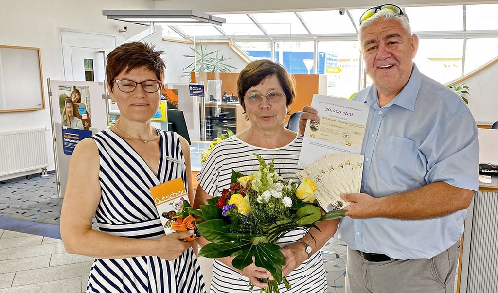 Überreichten den 50.000. Jessen-Gutschein an Monika Kaufhold (Mi.): Doreen Jannek von der VR-Bank und Peter Trittin vom Gewerbeverein.